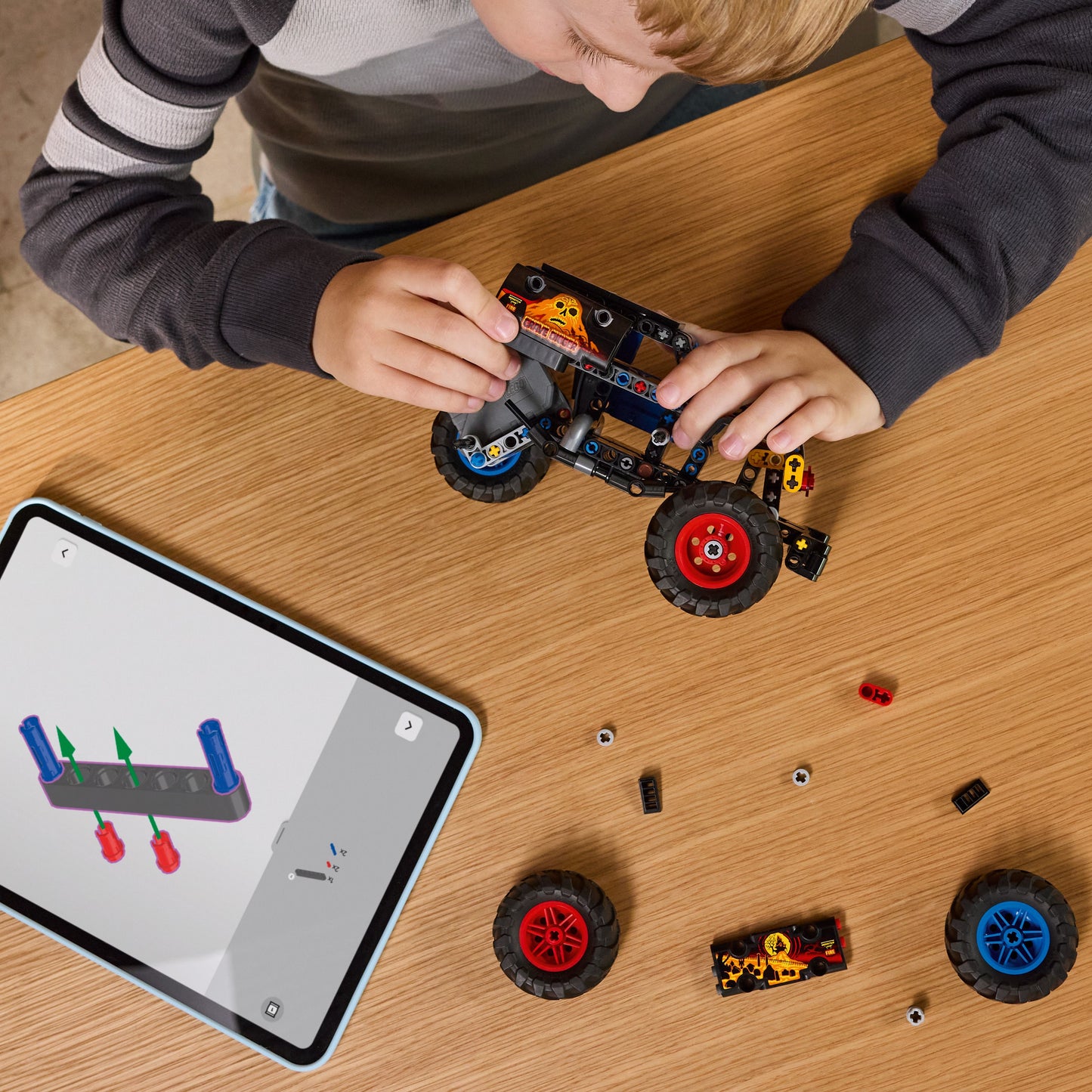 LEGO® Technic Monster Jam™ Grave Digger™ Vuur en IJs - Pull-Back Speelgoedtruck - 42219