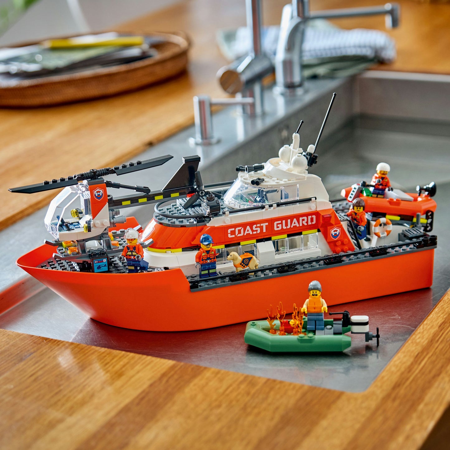 LEGO® City Kustwacht Reddingsboot met Helikopter - Rollenspelset - Speelgoed met Drijvende Boten - 60504