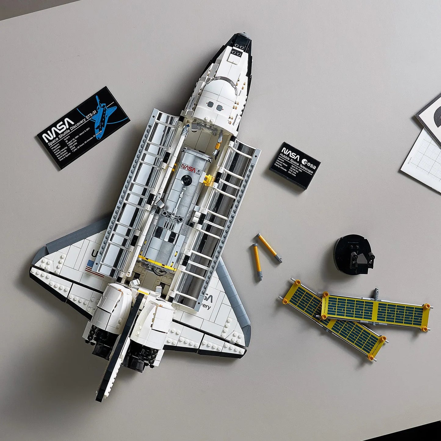 LEGO Space Shuttle Discovery 10283 Creator Expert (€. 15,00 per week + €. 50,00 borg)